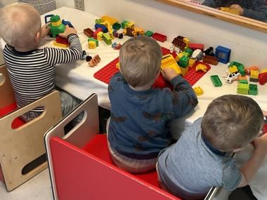 Børn der leger med klodser