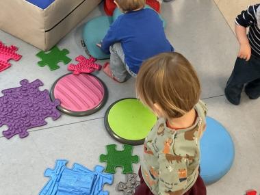 Børn der bygger forhindringsbane