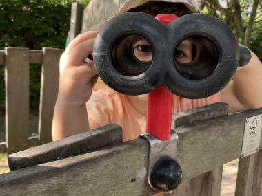 Barn der kigger igennem en kikkert