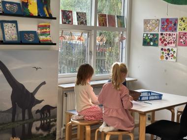 To børnehavebørn der tegner 